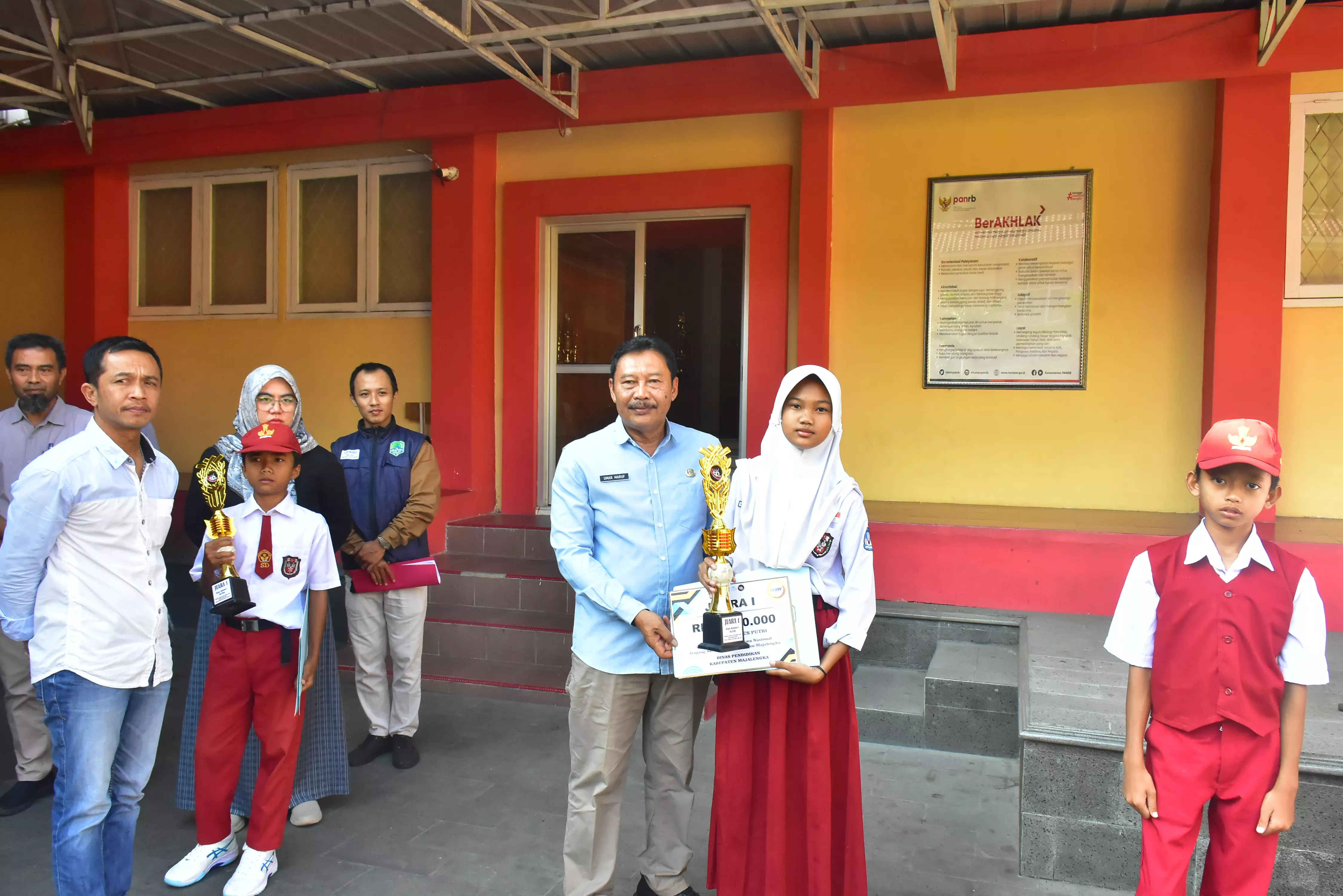 PEMBERIAN PENGHARGAAN KEJUARAAN  FLS3N DAN O2SN jenjang sd TINGKAT KABUPATEN  DI LINGKUNGAN DINAS PENDIDIKAN KAB. MAJALENGKA