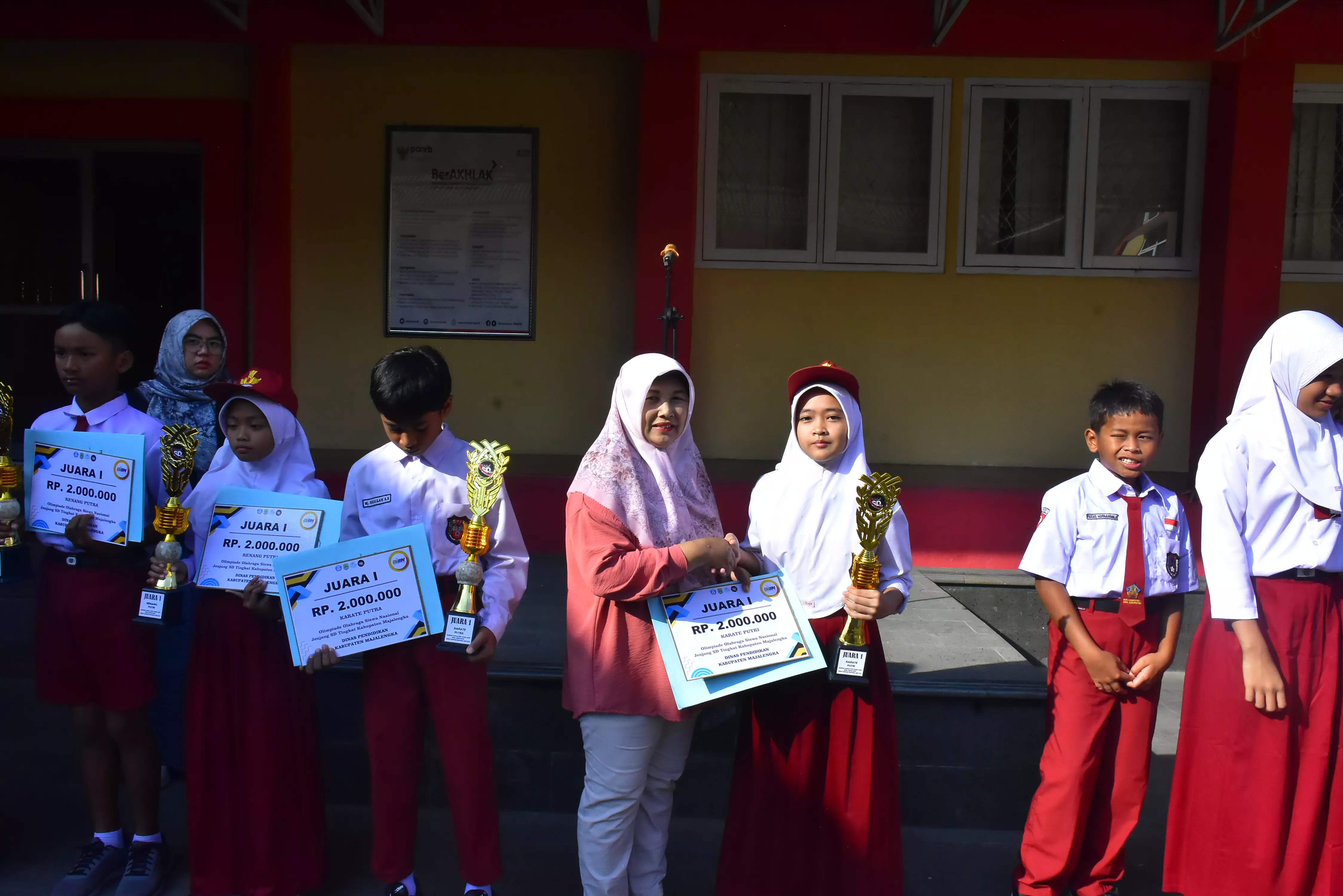 PEMBERIAN PENGHARGAAN KEJUARAAN  FLS3N DAN O2SN jenjang sd TINGKAT KABUPATEN  DI LINGKUNGAN DINAS PENDIDIKAN KAB. MAJALENGKA